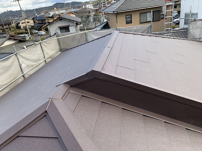 屋根葺き替え工事後の金属屋根