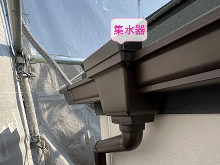 神戸市東灘区の軒樋交換で竪樋と軒樋の接合部分に集水器を取り付けている様子