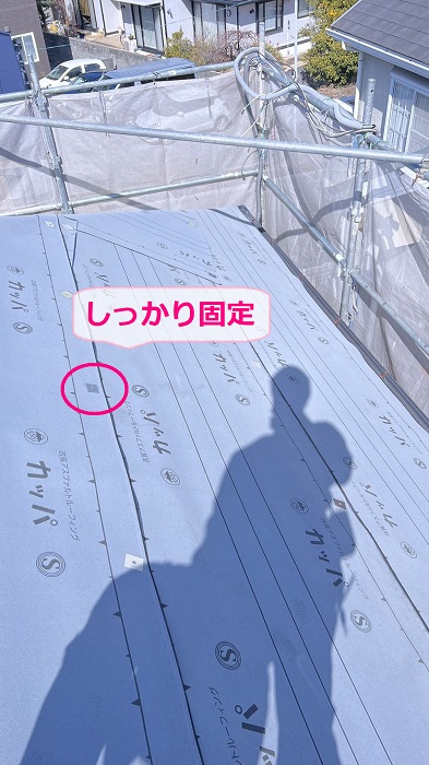 割れやすいコロニアル屋根へのカバー工事で防水シート貼り