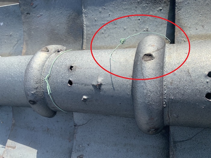 棟瓦の銅線が切れている様子