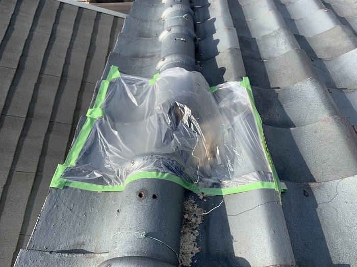 雨漏りしている瓦屋根が飛散している様子