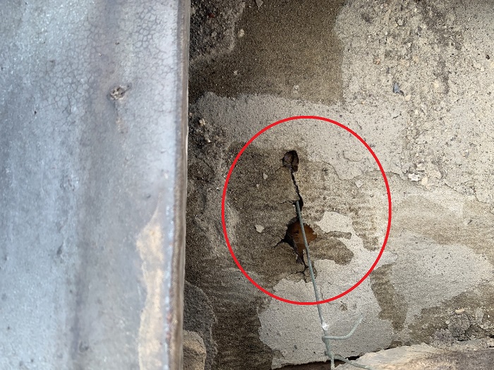 防水シートが破れている様子