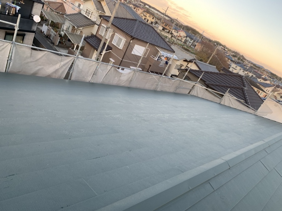 神戸市垂水区での金属屋根葺きで棟板金を取り付けた様子