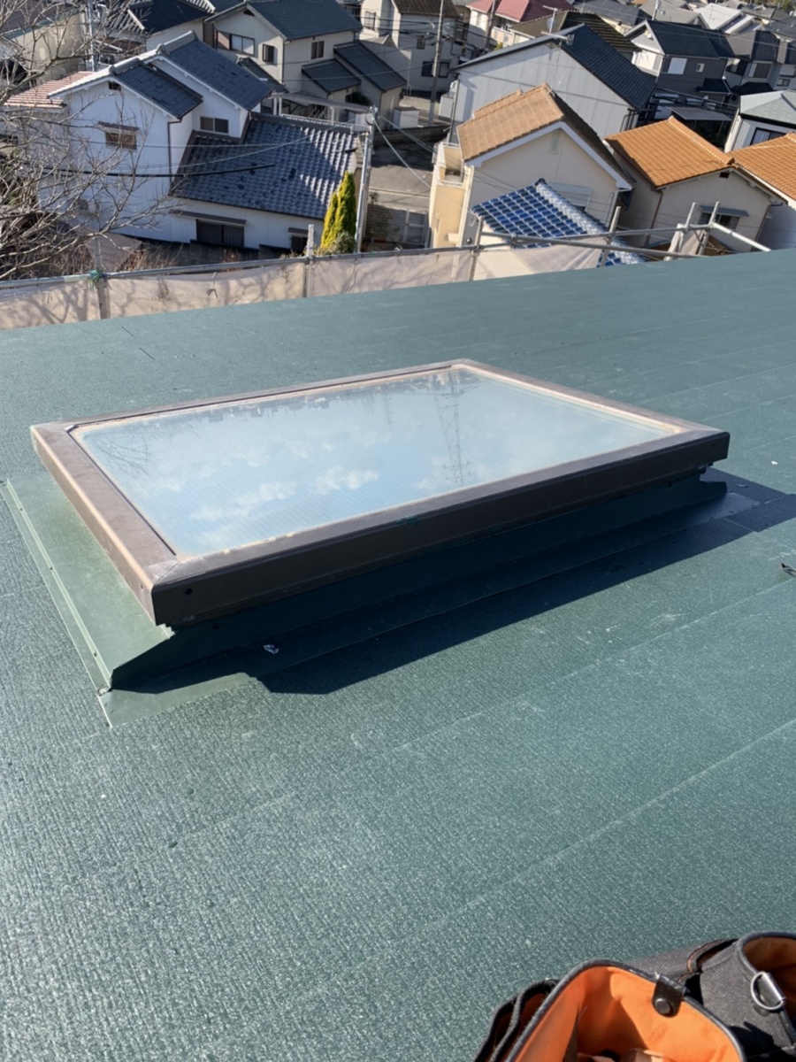 神戸市垂水区での金属屋根葺きで天窓廻りの水切りを取り付けた様子