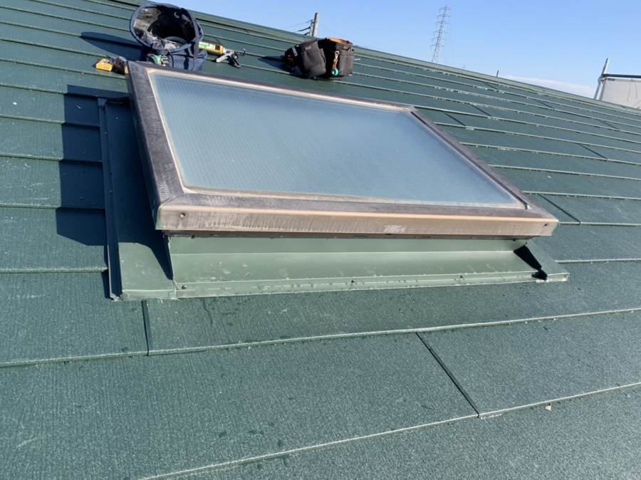 神戸市垂水区での金属屋根葺きで天窓廻りに水切りを取り付けている様子