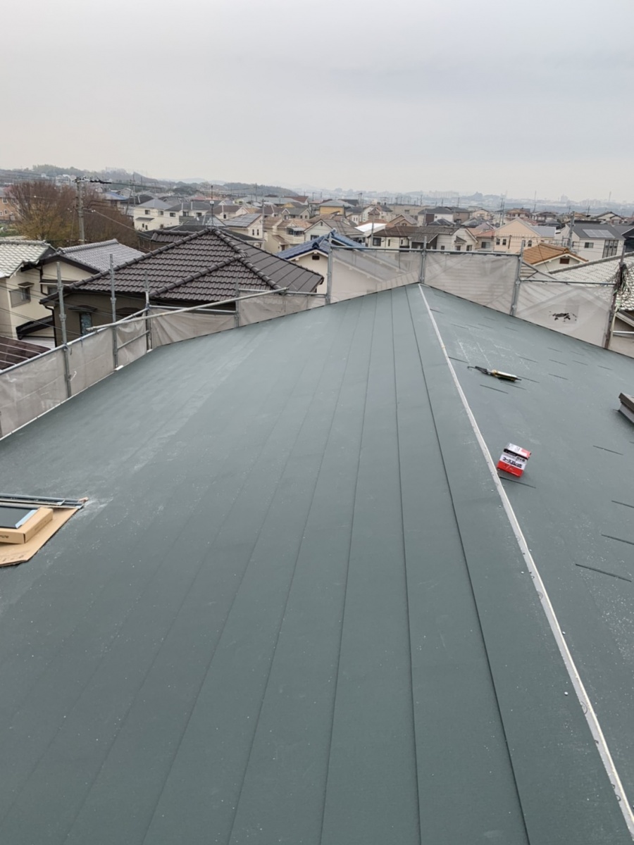 神戸市垂水区での金属屋根葺きでIG工業スーパーガルテクトを葺き終えた様子