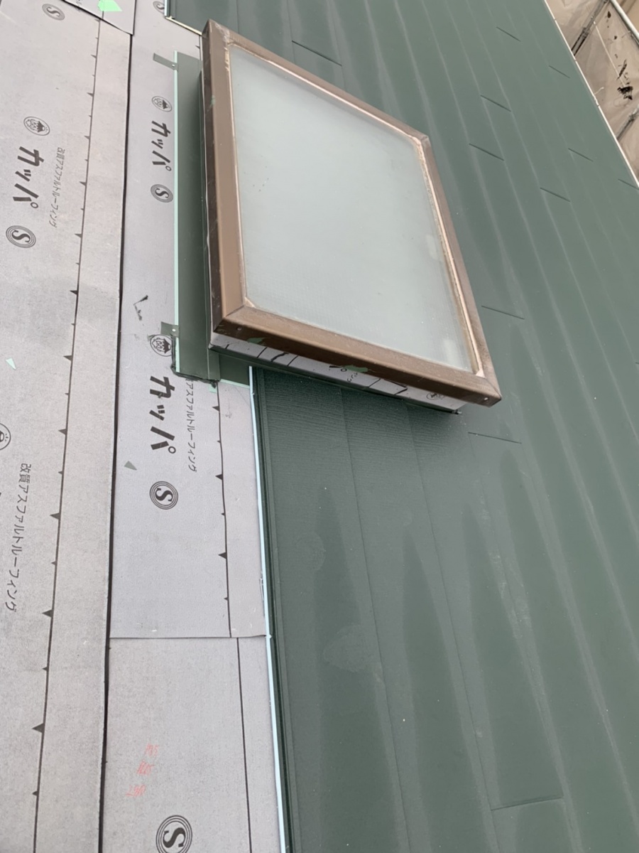 神戸市垂水区での金属屋根葺きで天窓廻りを葺いている様子