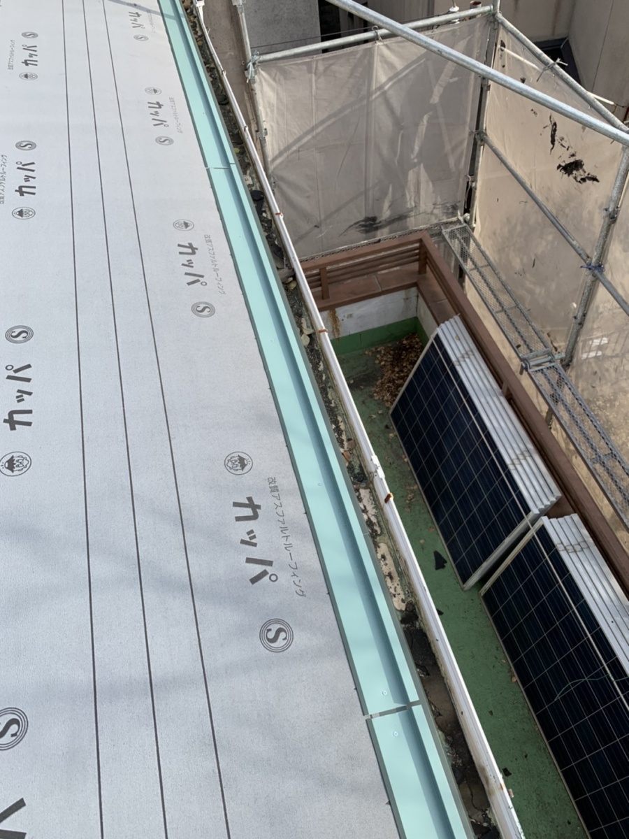 神戸市垂水区の金属屋根葺きで水切りを取り付けている様子