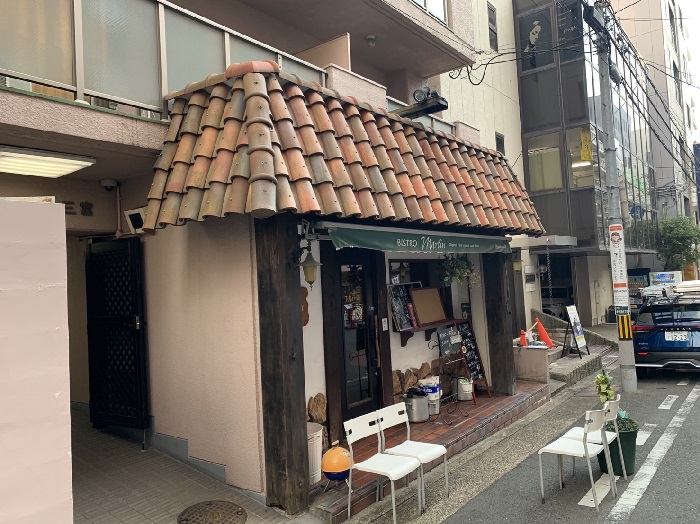 神戸市中央区でディプロマットスターローマンを用いて店舗屋根のリフォームを行う前の様子