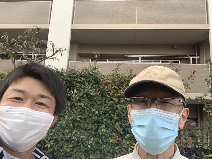 マンションの管理人さんと記念撮影