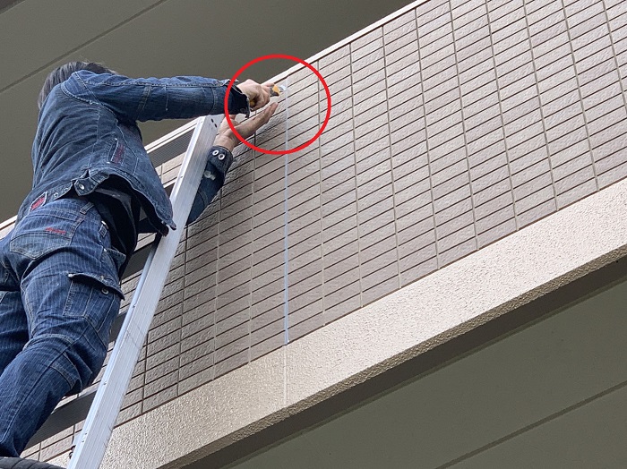 外壁のシーリングを撤去している様子