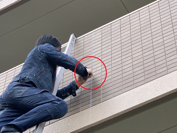 雨漏り補修で外壁のシーリングを撤去している様子