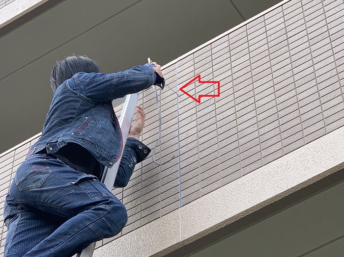 外壁からの雨漏り補修でシーリングを撤去している様子