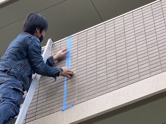 雨漏り補修でシーリングを打ち換えるために養生している様子