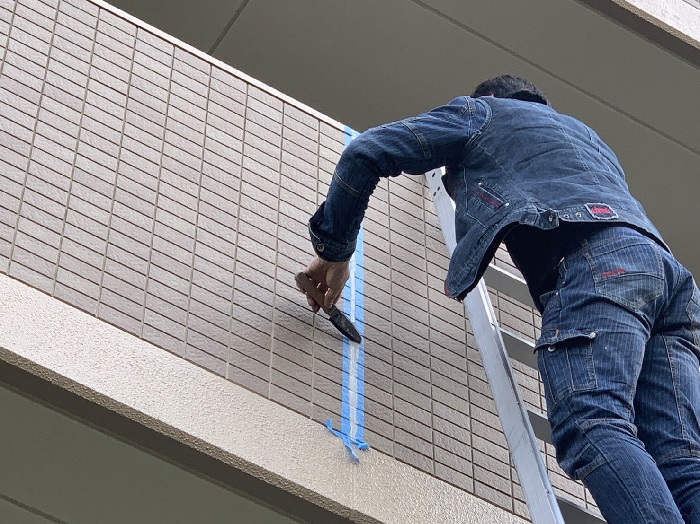 雨漏り補修でシーリングを鳴らしている様子