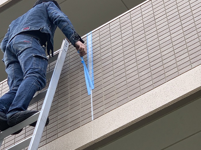 シーリングの養生材を撤去している様子