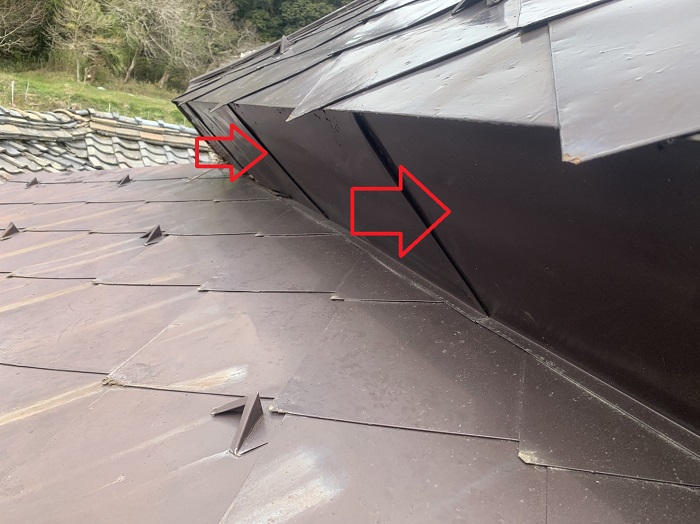 茅葺屋根に施工されている板金