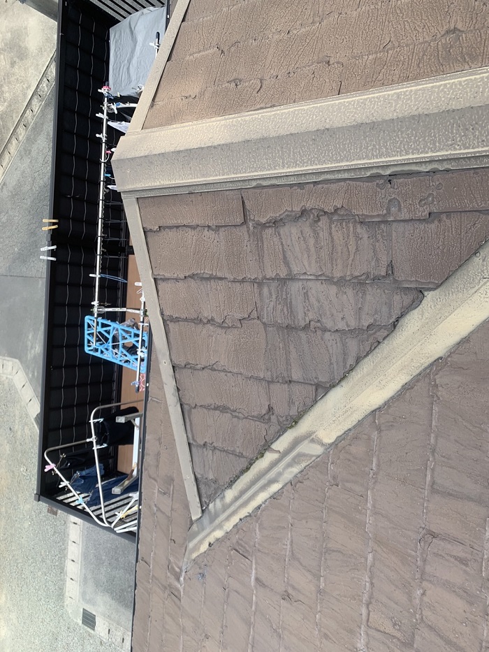 表面がボロボロになっているパミール屋根