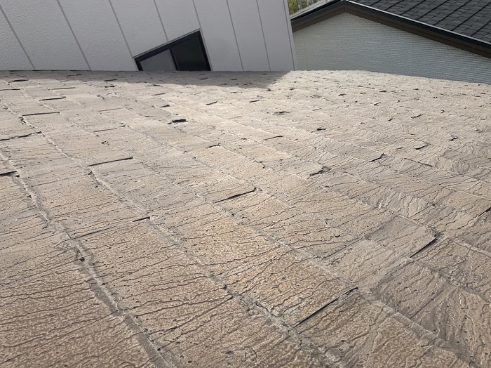 表面が剥離しているパミール屋根