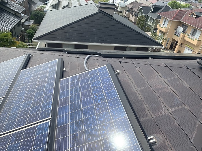 神戸市北区でスレート屋根へのカバー工事を行う前の様子