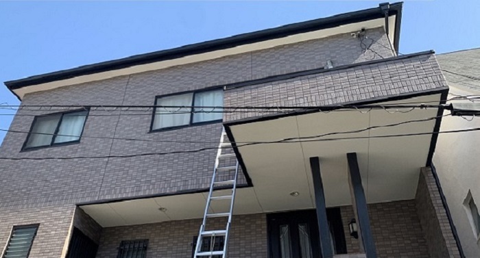 神戸市中央区で面積95平米、3階建て、カラーベスト屋根への重ね葺きを行う現場