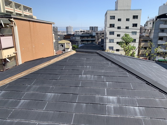 神戸市中央区でスーパーガルテクトのシェイドチャコールを用いて屋根カバー工法を行う前の様子