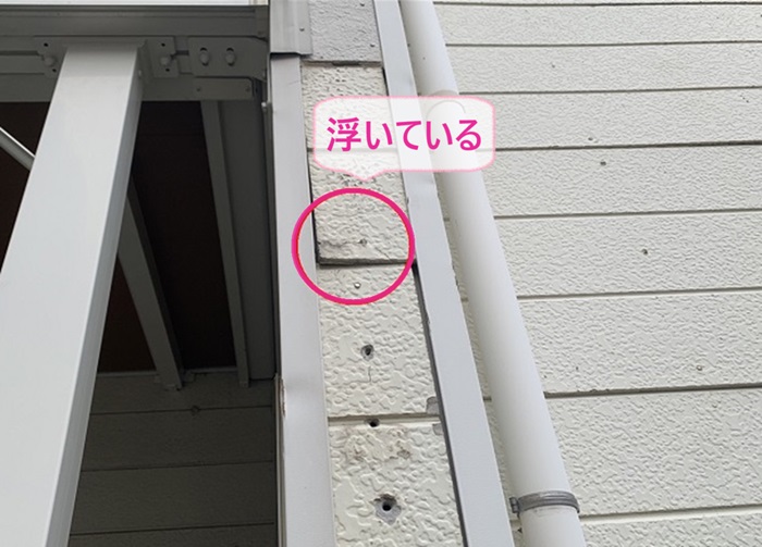 神戸市東灘区の3階建て一軒家で既存の窯業サイディングが浮いている様子