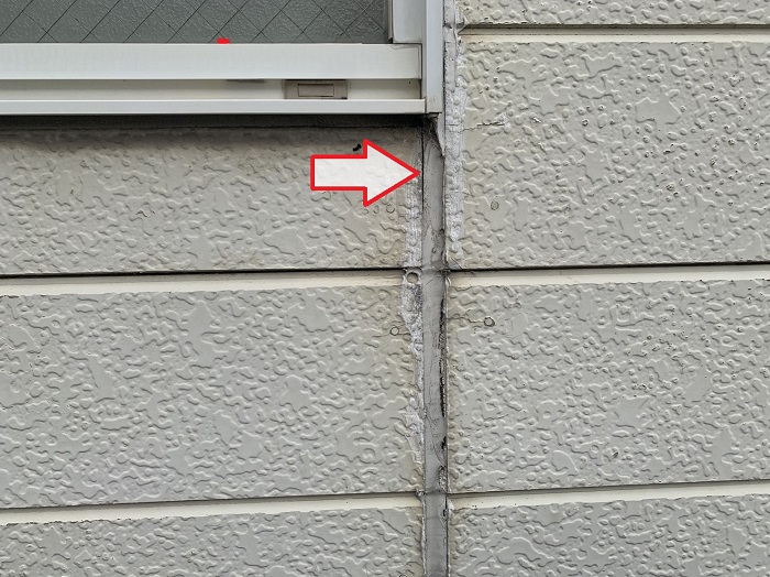 窯業サイディング目地がひび割れている様子