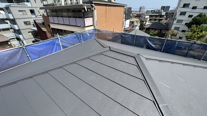 神戸市中央区でスーパーガルテクトのシェイドチャコールを用いて屋根カバー工法を行った後の様子