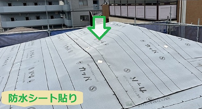 神戸市中央区で面積95平米、3階建て、カラーベスト屋根への重ね葺きを行う現場で防水シート貼り