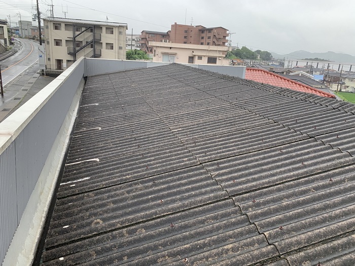 神戸市屋根カバー工事事例　施工前の大波スレート