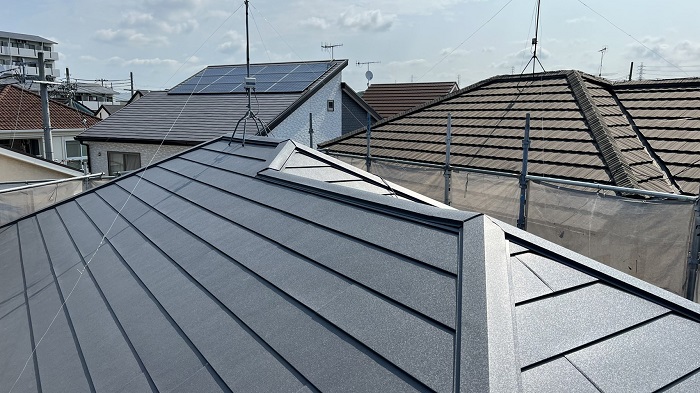 屋根カバー工事が完了した様子