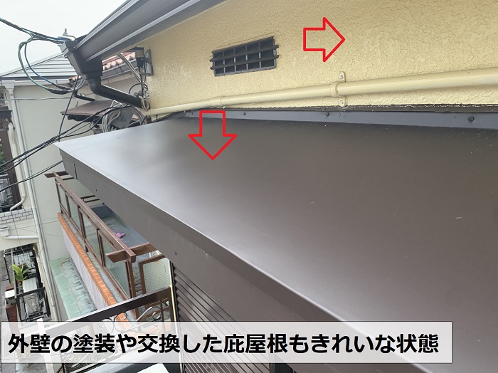 定期点検で塗装した外壁と交換した庇屋根を見ている様子