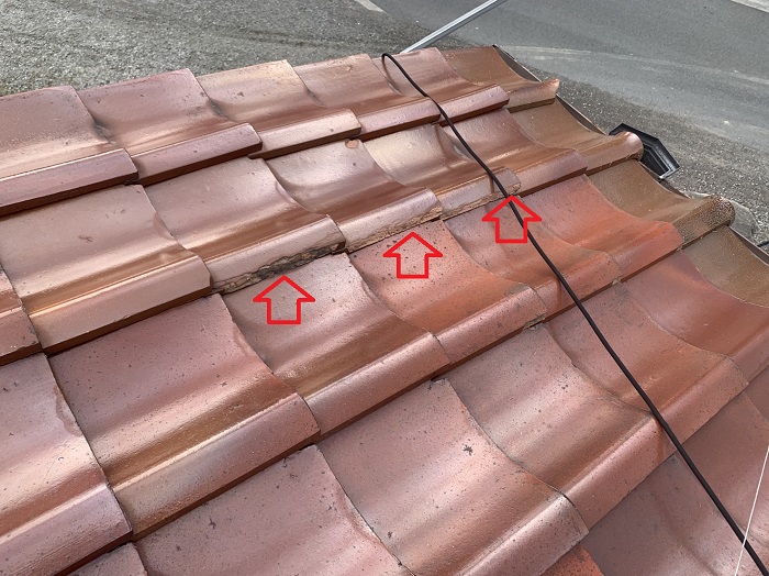 葺き替え工事が必要な瓦屋根の様子