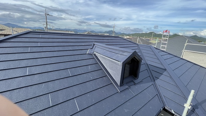 三田市でスレート屋根のカバー工法を行った後の様子