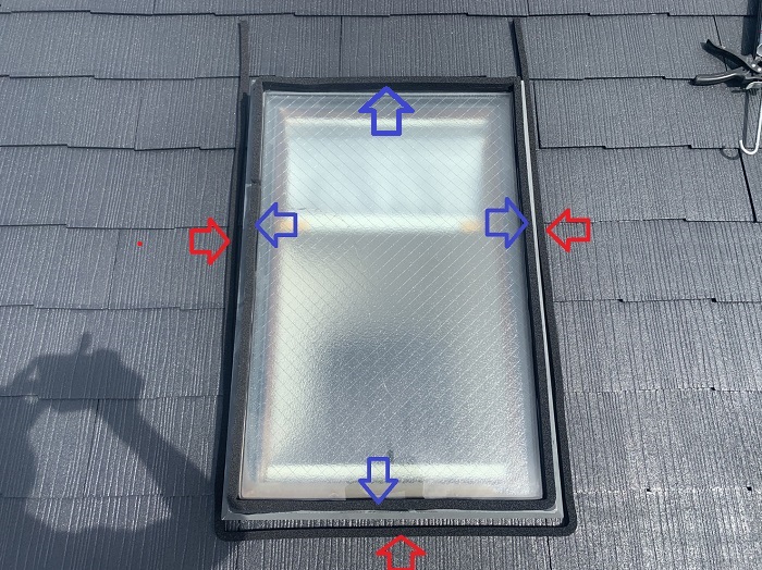 雨漏りしている天窓に防水シーラーを貼った様子
