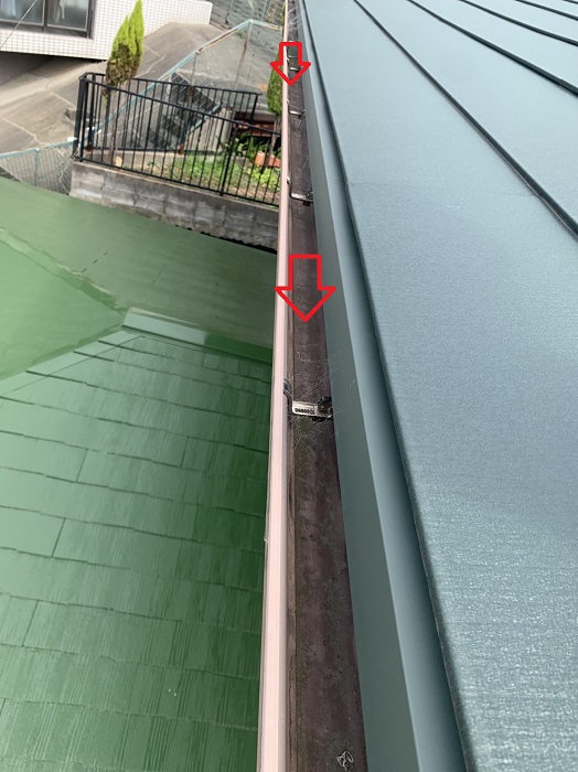 屋根定期点検で雨樋内部をチェック