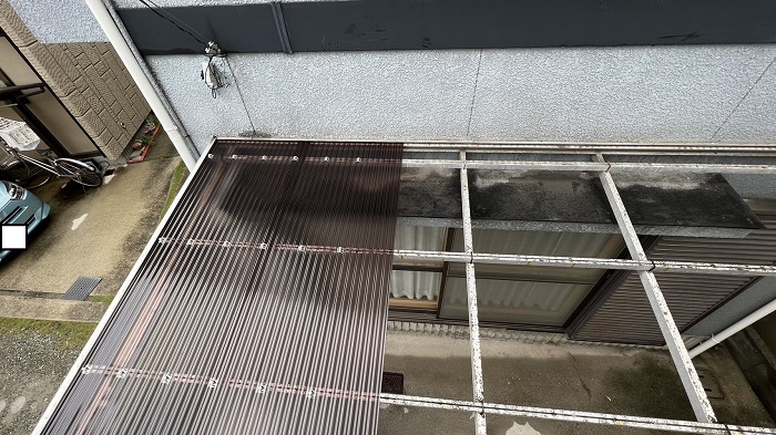 ガレージのポリカ波板交換で新しい波板を貼っている様子