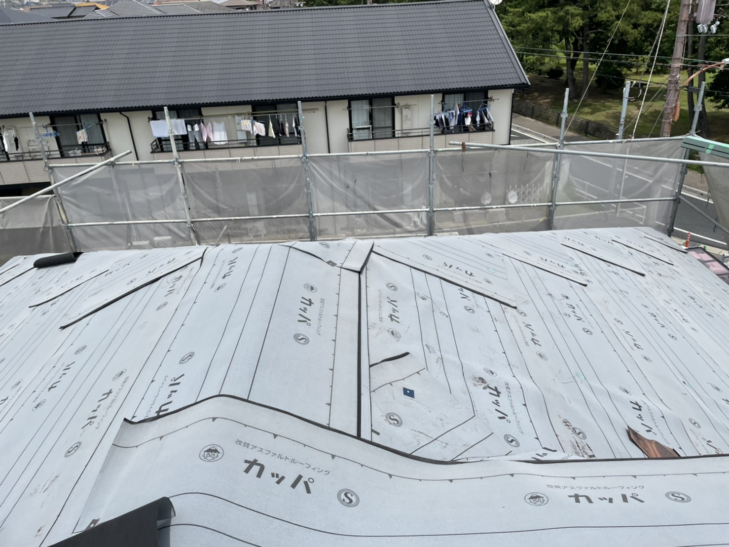 加古川市の屋根カバー工事で屋根全てに防水シートを貼った様子