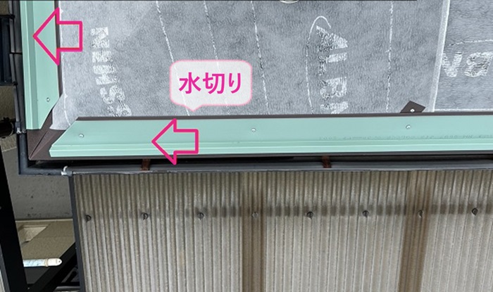 寄棟の木造住宅の重ね葺き工事で軒先に水切りを取り付けている様子