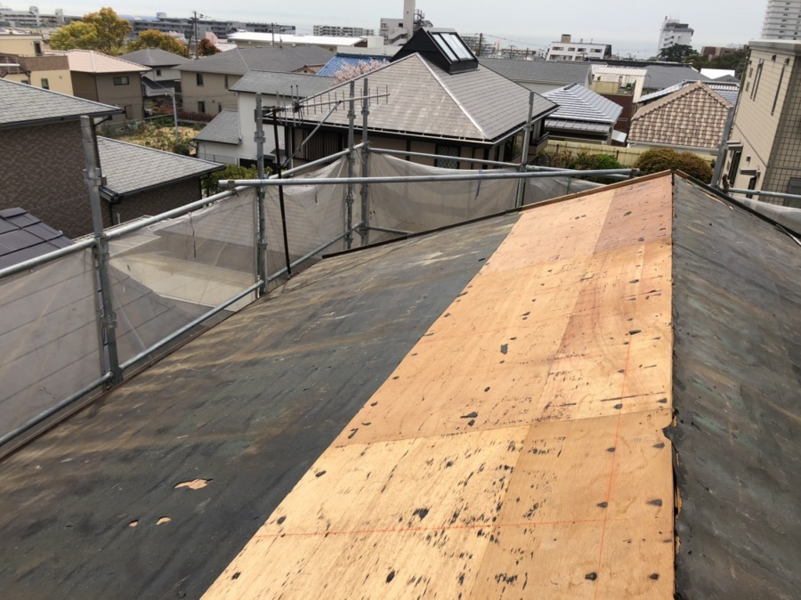 防水シートを撤去している様子