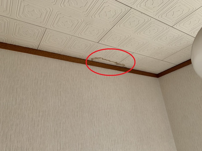 瓦屋根から雨漏りしている洋室の天井