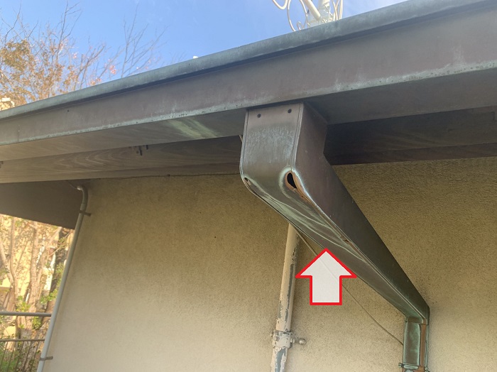 芦屋市で廃盤になっている銅板製の雨樋を修理する前の様子