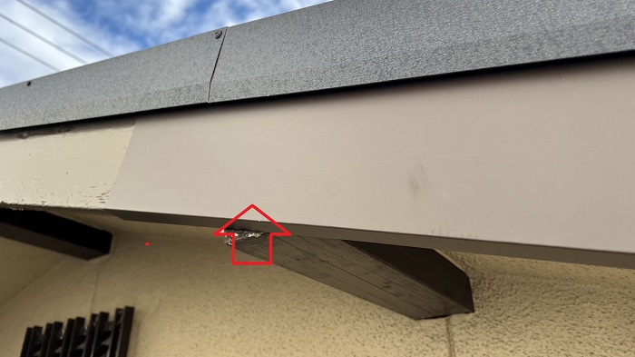 神戸市北区での破風板修理でガルバリウム鋼板をカバーしている様子