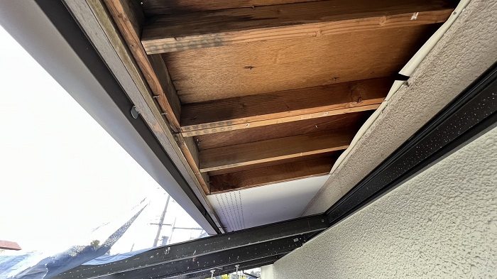 腐食した軒天撤去