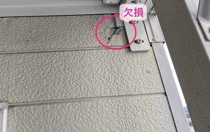 3階建て一軒家の窯業サイディングが欠損している部分の様子