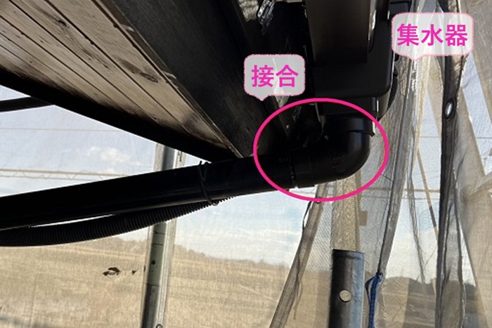 ２階部分の軒樋取り替えで集水器を取り付けて竪樋と接合している様子