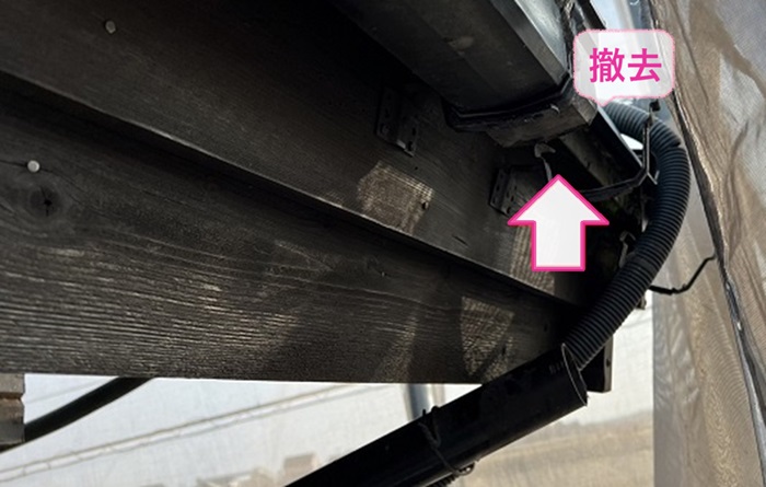 西宮市の雨樋交換で既存の軒樋を撤去している様子