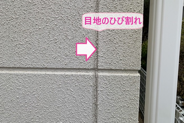 神戸市垂水区で外装リフォームする外壁目地がひび割れている様子