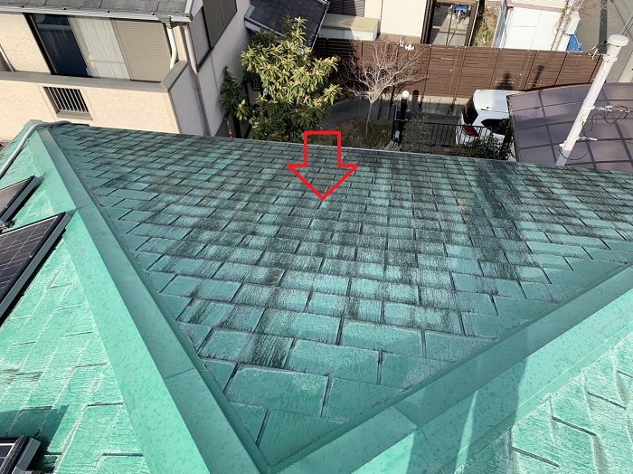 カラーベスト屋根が色あせている様子